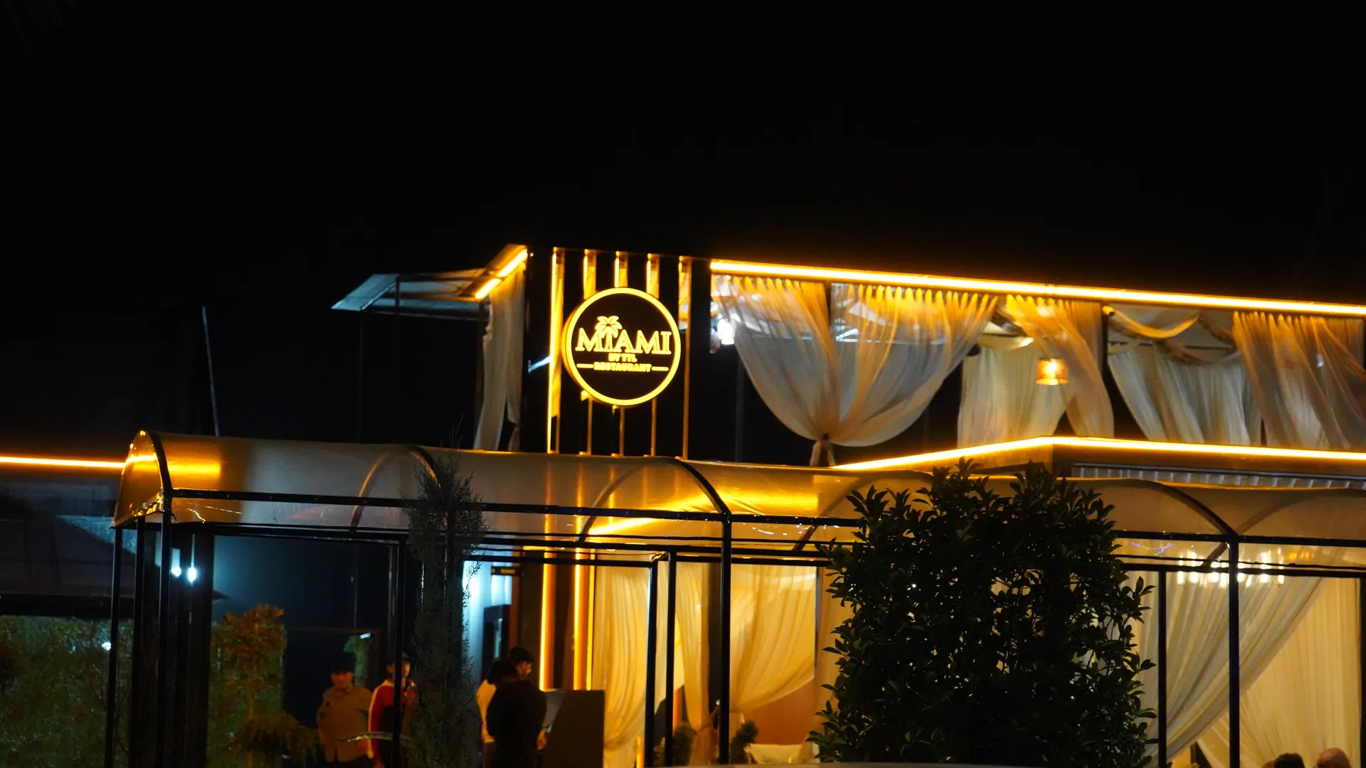 Kechki yoritilgan logotip